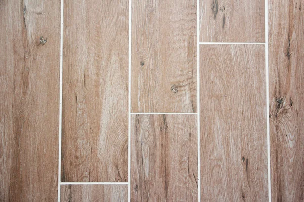 Eklemleri dikey olarak düzenlenmiş ahşap desenli dar kaplama paneller