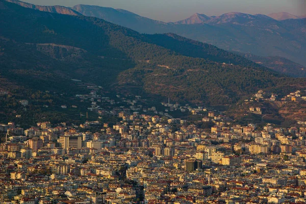 Gün batımında yüksek bir yerden Alanya şehri manzarası