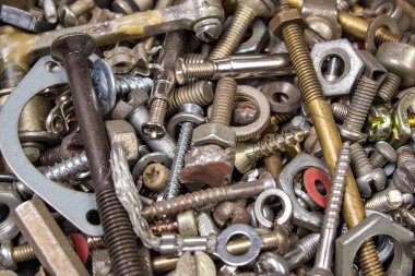 parlak ve parlak somunlar, cıvatalar ve yıkıtas arka plan yakın