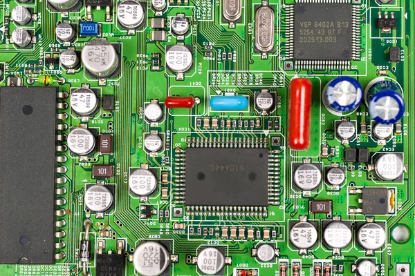 Placa de circuito impreso con chips y componentes de radio electrónica — Foto de Stock