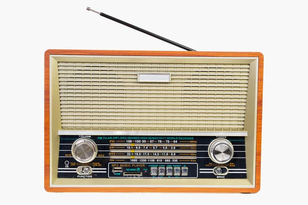 Старомодное винтажное радио, изолированное на белом фоне — стоковое фото