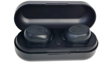 Kablosuz kulaklıklar.kablosuz kulaklıklar beyaz arka planda yalıtılmış şarj durumunda