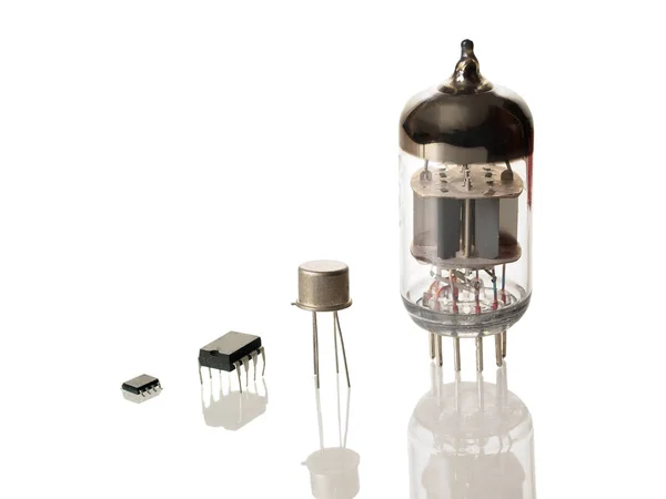 Micropuces, transistor et tube radio isolés sur fond blanc — Photo