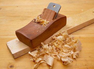 Tahtasında talaş olan ahşap el uçağı.