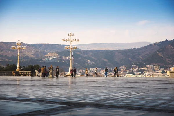 Touristen Vor Der Dreifaltigkeitskathedrale Von Tiflis Die Gemeinhin Als Sameba — Stockfoto