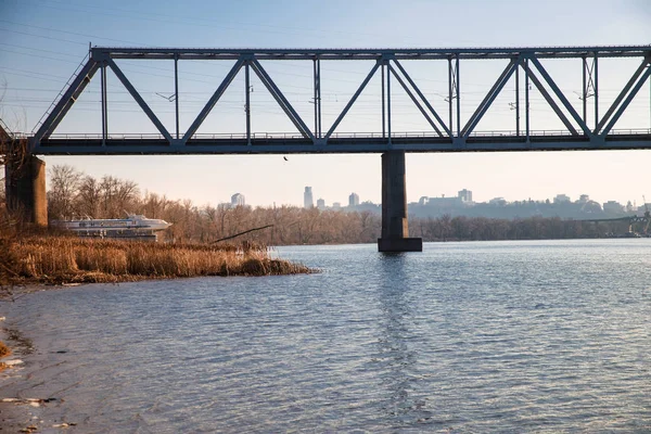 A ponte ferroviária — Fotografia de Stock