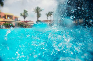 Şelaleli yüzme havuzu