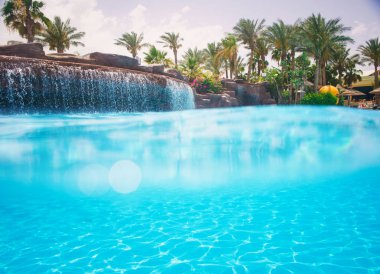 Şelaleli yüzme havuzu