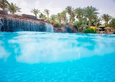 Şelaleli yüzme havuzu