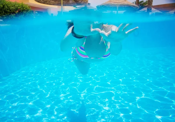 Donna nella vista della piscina da sott'acqua — Foto Stock