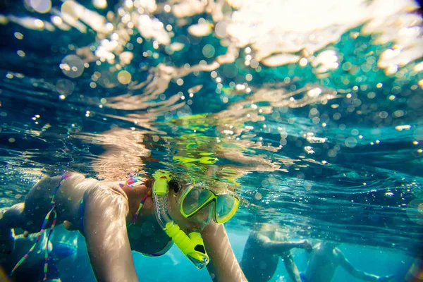 Ragazza impegnata nello snorkeling — Foto Stock