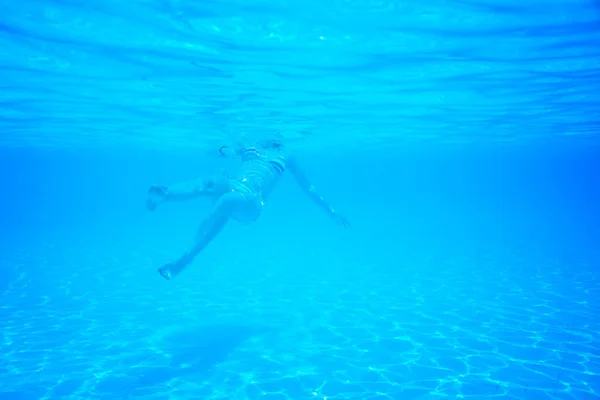 Mujer Nadando Piscina Vista Desde Debajo Agua —  Fotos de Stock