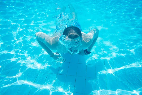 Homem nadando na piscina — Fotografia de Stock