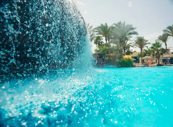 Şelaleli yüzme havuzu