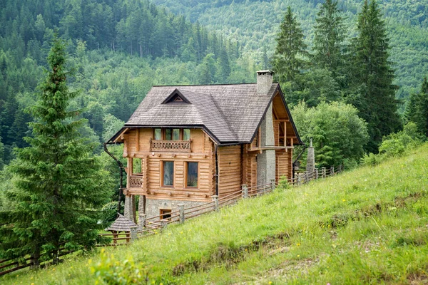 Wooden house in mountains — Stock Photo, Image