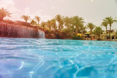 şelale yüzme havuzu