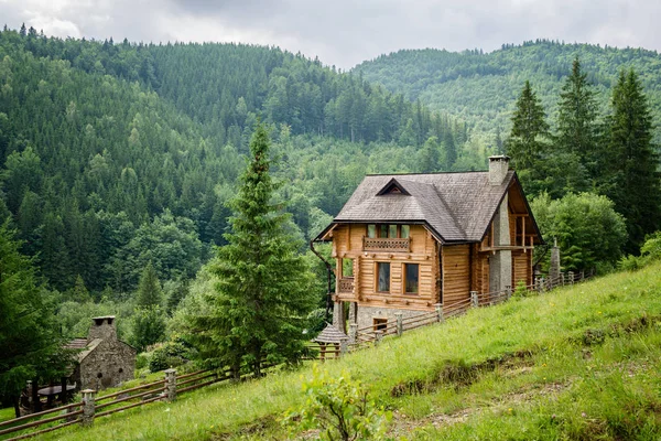 Haus in den Karpaten — Stockfoto