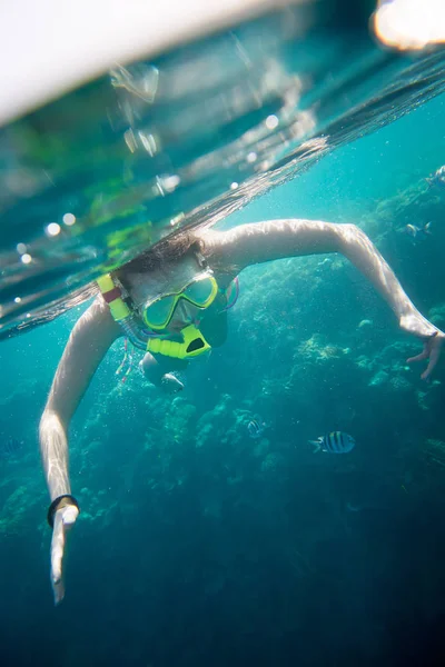 Ragazza impegnata nello snorkeling nel Mar Rosso — Foto Stock