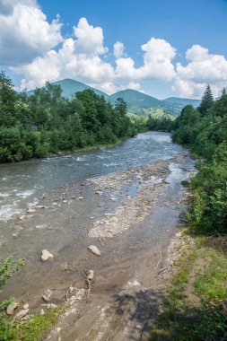 Karpat Dağları 'ndaki Nehir