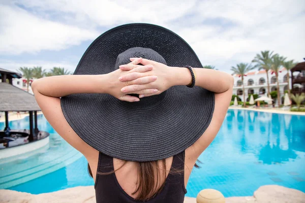 Mulher em um grande chapéu preto — Fotografia de Stock