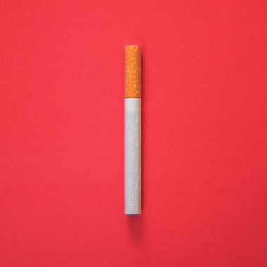 üzerinde kırmızı bir sigara