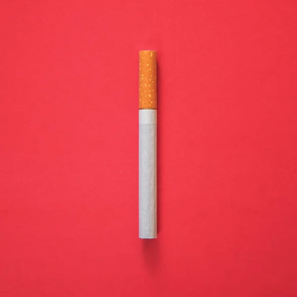 Une cigarette sur un rouge — Photo