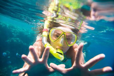 Denizde dalış nişanlı kız