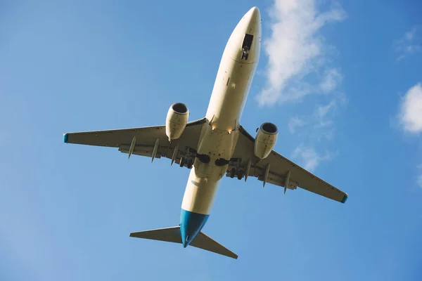 空を飛ぶ航空機 — ストック写真