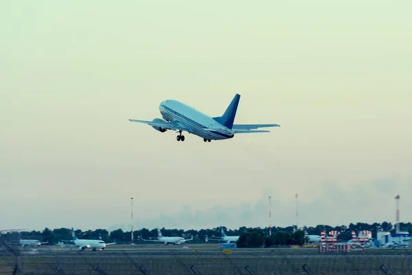 Αεροπλάνο που απογειώνεται από το αεροδρόμιο — Φωτογραφία Αρχείου