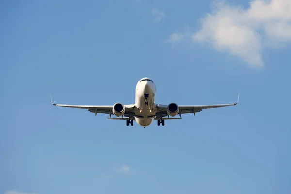 Aeronaves voando no céu — Fotografia de Stock