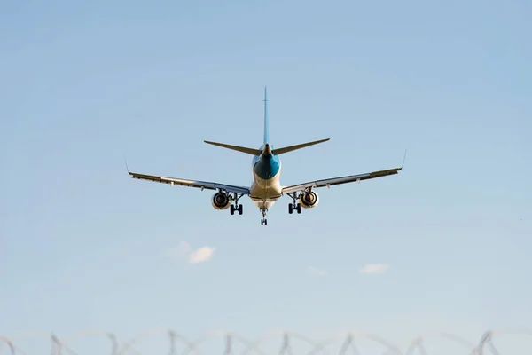 Aircraft flying in the sky — Stock Photo, Image