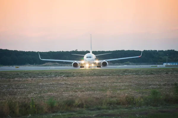 이륙 준비를 하는 비행기 — 스톡 사진