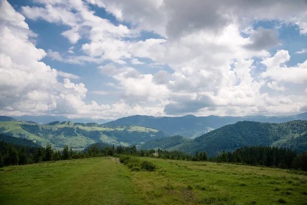 Landschap in de Karpaten — Stockfoto