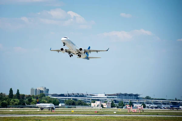 Kiev Ukraine Agosto 2016 Empresa Aeronaves Ucrânia International Airlines Decolagem — Fotografia de Stock