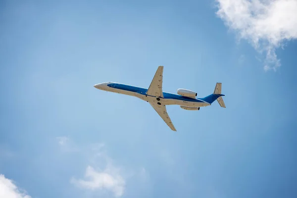 Flygplan flyger på himlen — Stockfoto