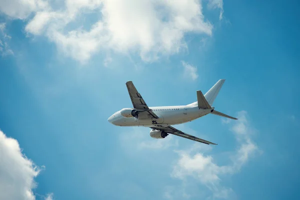 Aeronaves voam no céu — Fotografia de Stock