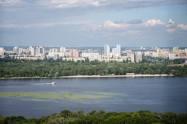 Uitzicht vanaf de rechteroever in Kiev — Stockfoto