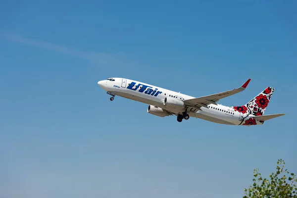 Lentoyhtiö UTair lentoonlähtö Boryspil International Airpo — kuvapankkivalokuva