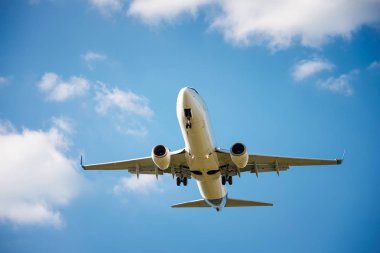 uçak gökyüzünde uçar