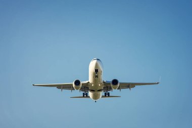 uçak gökyüzünde uçar