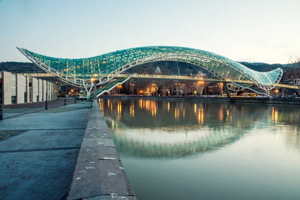 Il Ponte della Pace sul fiume Kura — Foto Stock