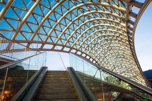 De brug van vrede over de Koera — Stockfoto