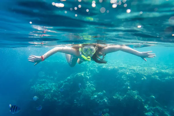 Chica nada bajo el agua —  Fotos de Stock