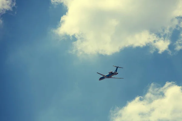 Samolot leci na niebie — Zdjęcie stockowe