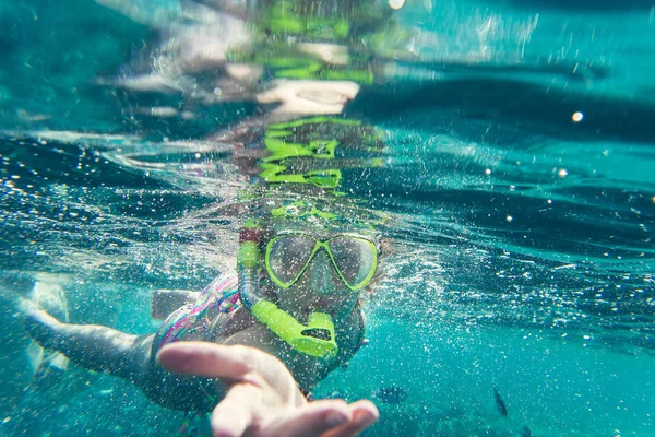 Chica nada bajo el agua —  Fotos de Stock