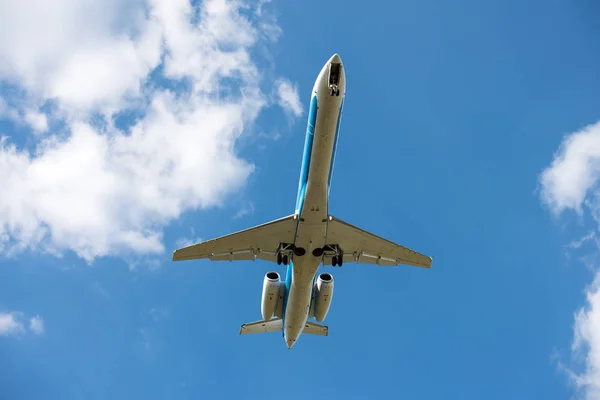 Plan flyger på himlen — Stockfoto