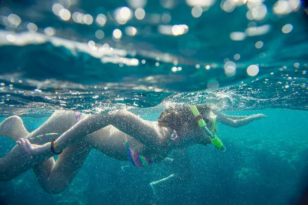 Ragazza nuota sott'acqua — Foto Stock