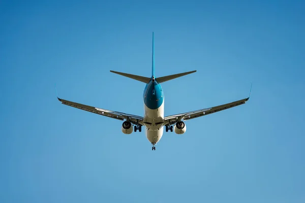 Letadlo letí v nebi — Stock fotografie