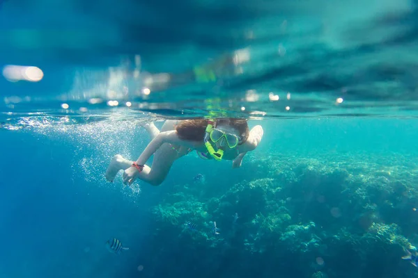 Ragazza nuota sott'acqua — Foto Stock