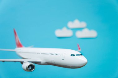 mavi üzerinde beyaz uçak